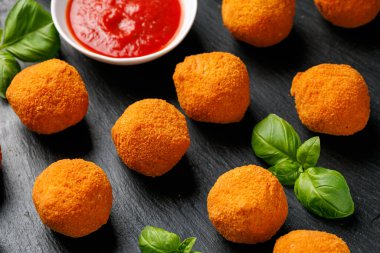 Arancini Pirinç Topları. Mozarella peyniri ile doldurulmuş kızarmış pirinç topları..