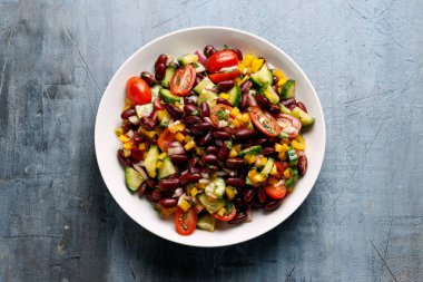 Salatalıklı fasulye salatası, domates, dolmalık biber ve maydanoz. Sağlıklı yemek..