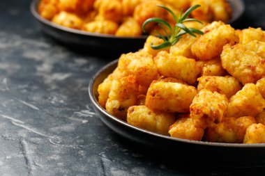 Ev yapımı fırında patates ketçaplı patates kızartması..