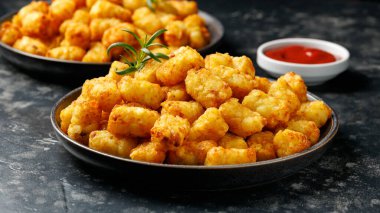 Ev yapımı fırında patates ketçaplı patates kızartması..