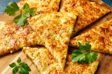 Gürcü khachapuri seti, peynirli ekmek, ıspanak, mantar sokak pazarında. Altın sarısı iştah açıcı khachapuri yakın plan.