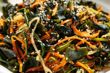 Havuçlu ve kabaklı Wakame Seaweed Salatası. Sağlıklı yemek.