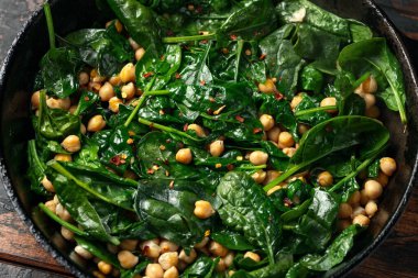 Ispanak ve nohut. Kızartmayı taze otlarla karıştırın..