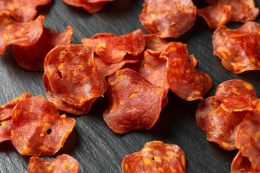 İspanyol sucuklu cipsleri taş bir tahtanın içinde. Yüksek proteinli atıştırmalık