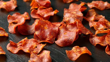 İspanyol sucuklu cipsleri taş bir tahtanın içinde. Yüksek proteinli atıştırmalık