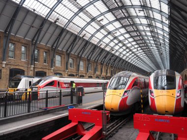 Londra ve kuzeydoğu demiryolu sınıfı Azuma trenleri Londra Kralları Kavşağı 'nın altında görüldü.