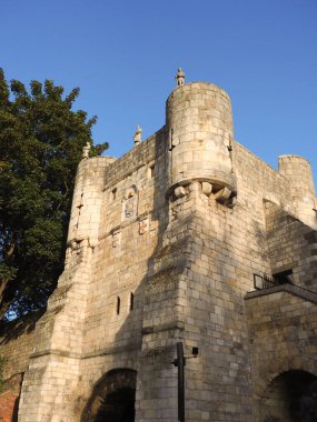 İngiltere 'deki tarihi York şehrini çevreleyen duvarlar boyunca ortaçağ taş giriş kapılarından birine yakın plan.