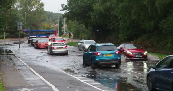 Короткая Пленка Автомобилей Медленно Проезжающих Участку Затопленной Дороги Англии — стоковое видео