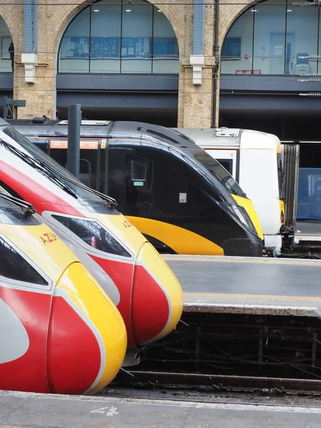 Four Trains Kings Cross Including Two Class 800 Azumas Grand — Stockfoto