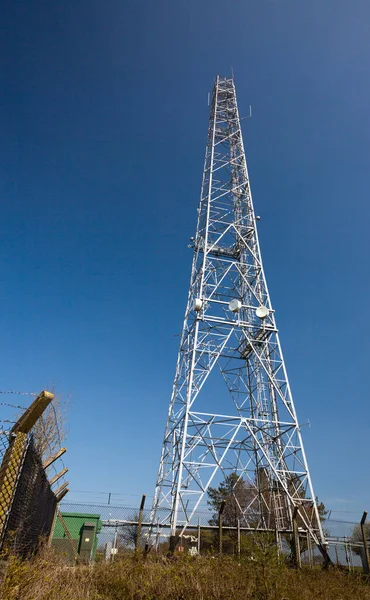 イギリスのドーセットにある鉄工所の通信塔はセキュリティフェンスに囲まれています — ストック写真