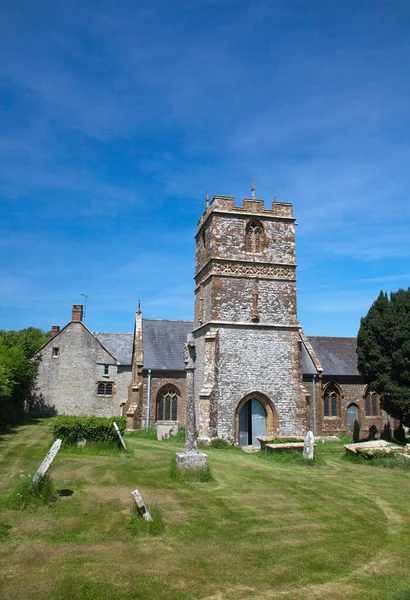 Tradiční Anglický Kamenný Kostel Pod Slunnou Letní Oblohou — Stock fotografie