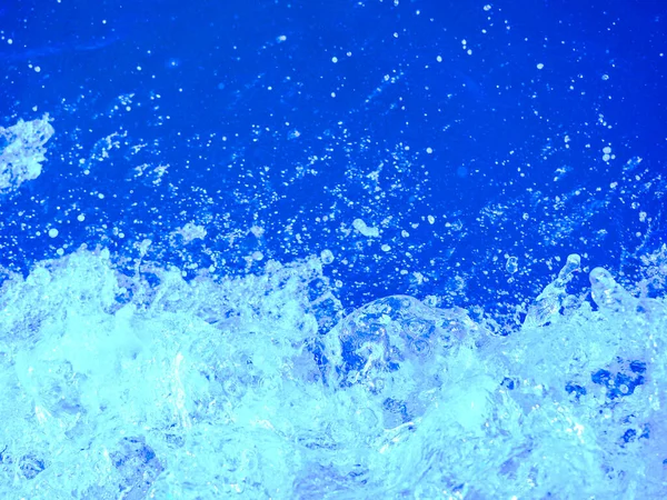 Semiabstraktes Bild Schäumenden Wassers Vor Tiefblauem Hintergrund — Stockfoto