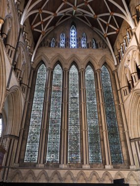 York Minster 'ın içi büyük vitraylı pencerelerden birinin detaylarını gösteriyor.