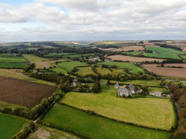 Dorset 'te tarlalar ve çitlerle çevrili küçük bir çiftliğin insansız hava aracı görüntüsü