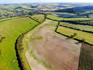 Güneşli bir günde güzel bir kırsal bölgenin insansız hava araçları bakış açısı