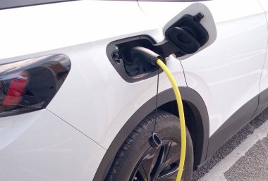 Elektrikli araç kablo bağlantısını gösteriyor
