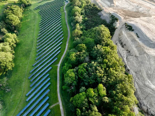 田園地帯に設置された太陽光発電所における太陽光発電パネルの空中図 ストック画像