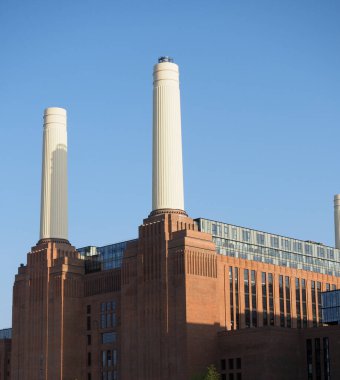 İngiltere 'de Londra' da konut ve perakende olarak yeniden geliştirilen ünlü Battersea Enerji İstasyonu.