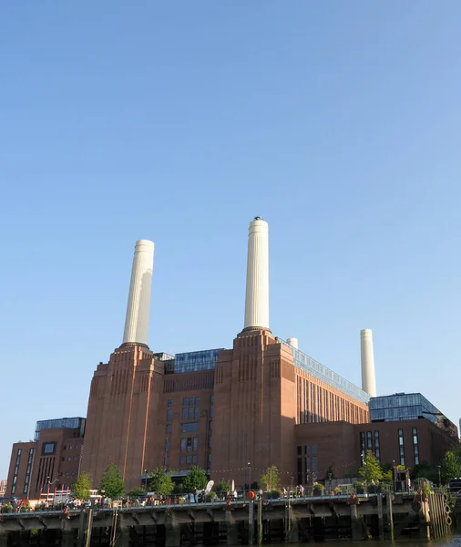Kuuluisa Battersea Power Station Joka Kunnostettu Asunnoksi Vähittäiskaupaksi Lontoossa Yhdistyneessä — kuvapankkivalokuva