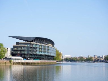 Londra 'daki Fulham FC' nin Craven kulübesi futbol sahası Thames Nehri 'nden görüldüğü gibi.