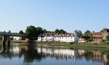 Londra 'da Chiswick' te Bulls adında pitoresk bir bar Kew Köprüsü ile birlikte akşam güneşinde nehirden görüldü.