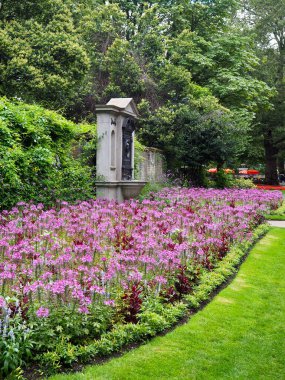 Victoria Seddi Bahçeleri Güzel çiçek yataklarını gösteriyor