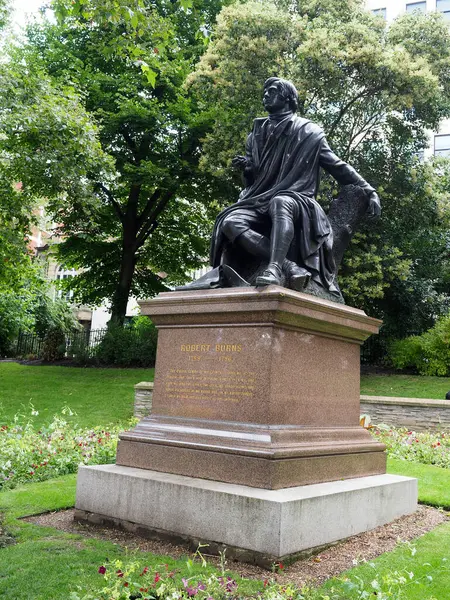 一座大理石和青铜室外雕像 献给英国伦敦的诗人罗比 伯恩斯 — 图库照片