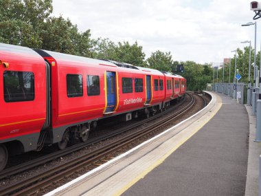 Güney-batı Londra 'daki Hampton Wick istasyonunda yeni bir 707 sınıfı tren görüldü.