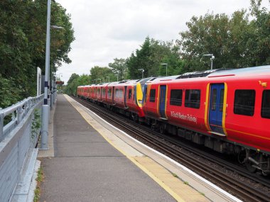 Güney-batı Londra 'daki Hampton Wick istasyonunda yeni bir 707 sınıfı tren görüldü.