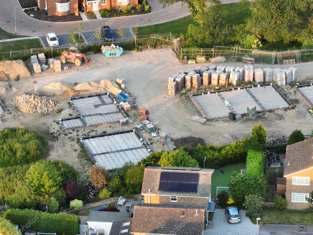 Nuevas casas y casas que se están construyendo en el borde de una
