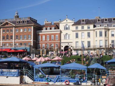 Richmond, Londra 'da güneşli bir günde insanların yiyip içtiğini gösteriyor.