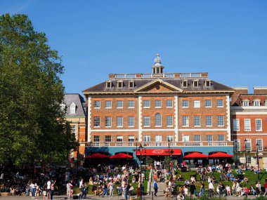 Richmond, Londra 'da güneşli bir günde insanların yiyip içtiğini gösteriyor.