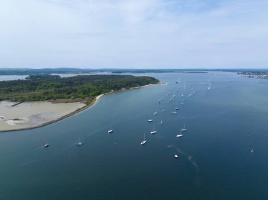 Dorset 'teki Poole Limanı' nın göz kamaştırıcı manzarasına bakan İHA 'lar kıyıya demirlemiş çok sayıda yatı paylaşıyor.