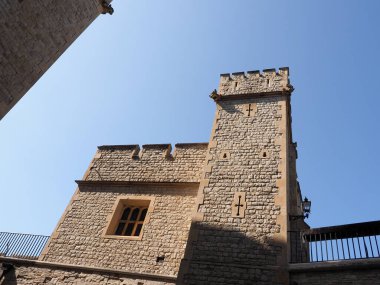 Canavarlar ve ok yarıkları olan antik taş işçiliği