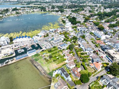 İnsansız hava araçları son derece pahalı mülkleri ve sahildeki Sandbanks limanlarını görüyor.