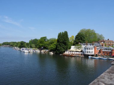 İngiltere 'de Thames nehrinin üzerindeki Hampton' da tekne kiralamak.