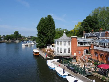 İngiltere 'de Thames nehrinin üzerindeki Hampton' da tekne kiralamak.