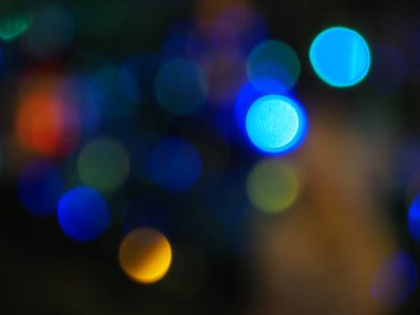 Mavi altın ve kırmızı sönmüş ışıklar daireler