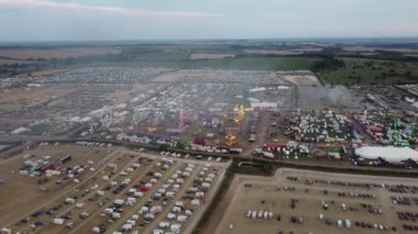 Güney İngiltere 'deki Büyük Dorset Buhar Fuarı' nın üzerinde uçan insansız hava aracı görüntüsü.