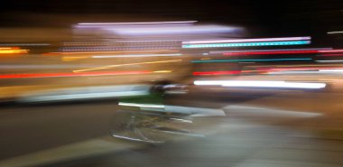 Neon ışık çizgilerinin yavaş panjur hızı görüntüsü