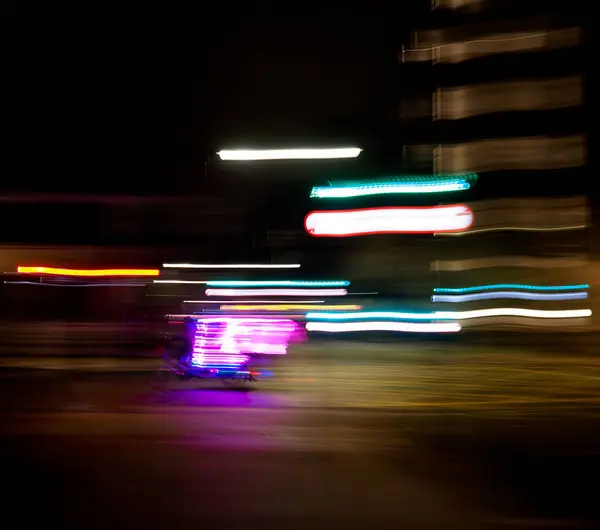 Neon ışık çizgilerinin yavaş panjur hızı görüntüsü