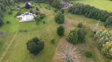 Bir hava aracı. Yazın kırsal kesimde yuvarlanan eski bir kır evi.