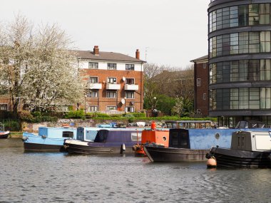 Londra 'nın Kings Cross bölgesindeki Londra Kanal Müzesi yakınlarındaki iskan limanına demirlemiş dar kayıklar alternatif ucuz şehir konaklama olanağı sağlıyor..