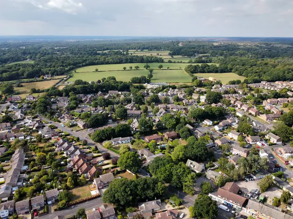 Bransgore Hampshire İngiltere 'de yarı kırsal bir bölgede düşük yoğunluklu konut
