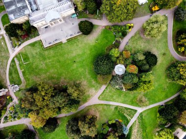 Drone ya da Birds Eye, Yorkshire Müzesi 'nin bulunduğu küçük, çekici bir parkın görüntüsü.