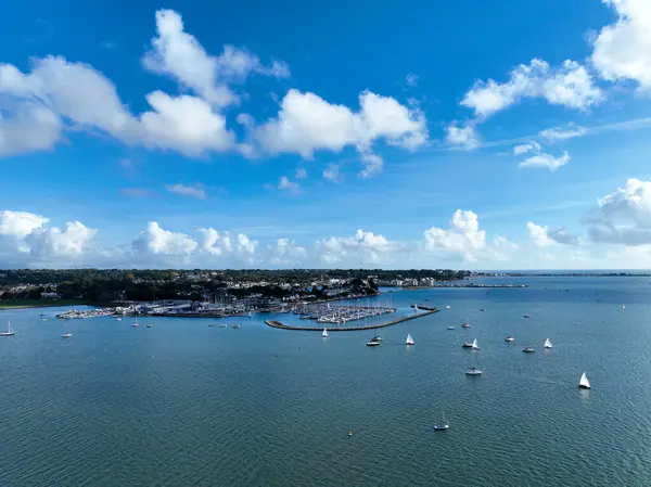 Yelkenli tekneler ve marina, Sandbanks, Poole, Dorset, İngiltere