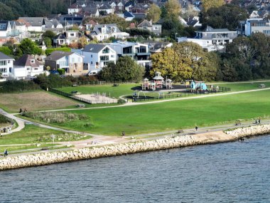 Sahil yolu düzgün çocuklar park manzarası oynuyorlar.