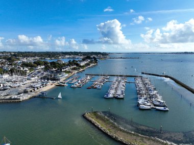 Güneşli bir günde hava aracı görüntüsünde görülen bir marina.