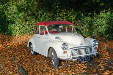 Üstü açık eski bir İngiliz klasik arabası.