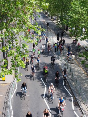Yıllık bisiklet etkinliği sırasında Londra 'da bir yol boyunca bisiklet süren bir grup bisikletçi